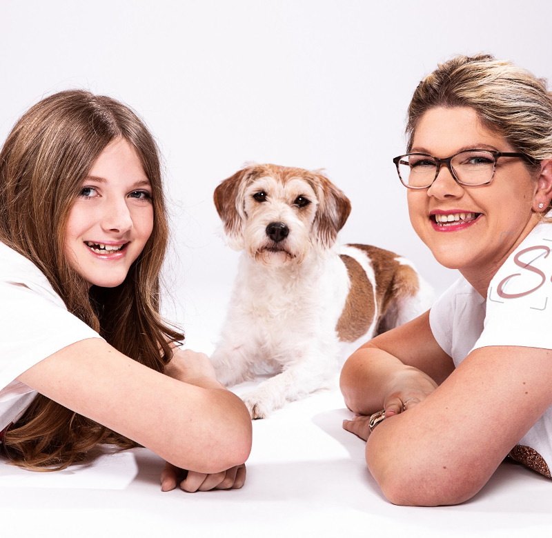 Mutter und Tochter mit Hund Shooting in weißen T-Shirts - Sabrina‘s Fotostudio in Hamminkeln, zwischen Wesel und Bocholt am Niederrhein