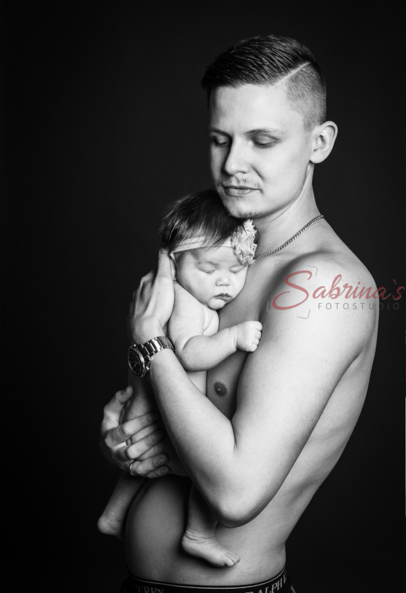 Baby Fotoshooting mit Vater schwarz weiß - Sabrina‘s Fotostudio in Hamminkeln, zwischen Wesel und Bocholt am Niederrhein