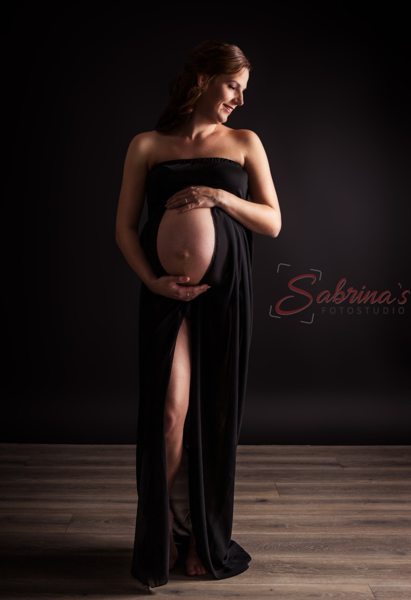 Schwangerschaftsshooting in schwarzem Kleid - Sabrina‘s Fotostudio in Hamminkeln, zwischen Wesel und Bocholt am Niederrhein
