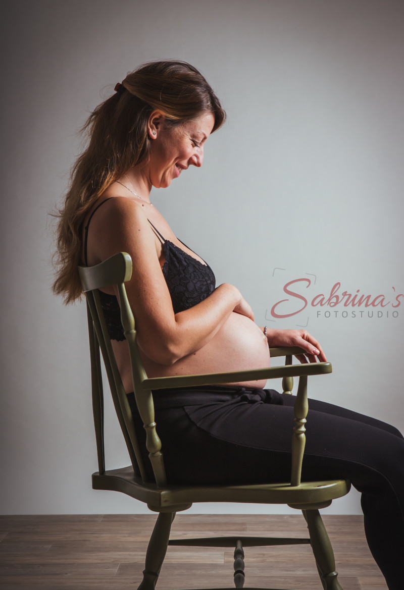 Schwangerschaftsshooting im Stuhl - Sabrina‘s Fotostudio in Hamminkeln, zwischen Wesel und Bocholt am Niederrhein