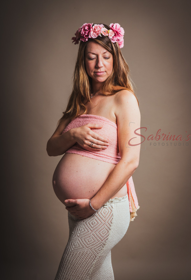 Schwangerschaftsshooting mit Blumenkranz und pinken Akzenten - Sabrina‘s Fotostudio in Hamminkeln, zwischen Wesel und Bocholt am Niederrhein