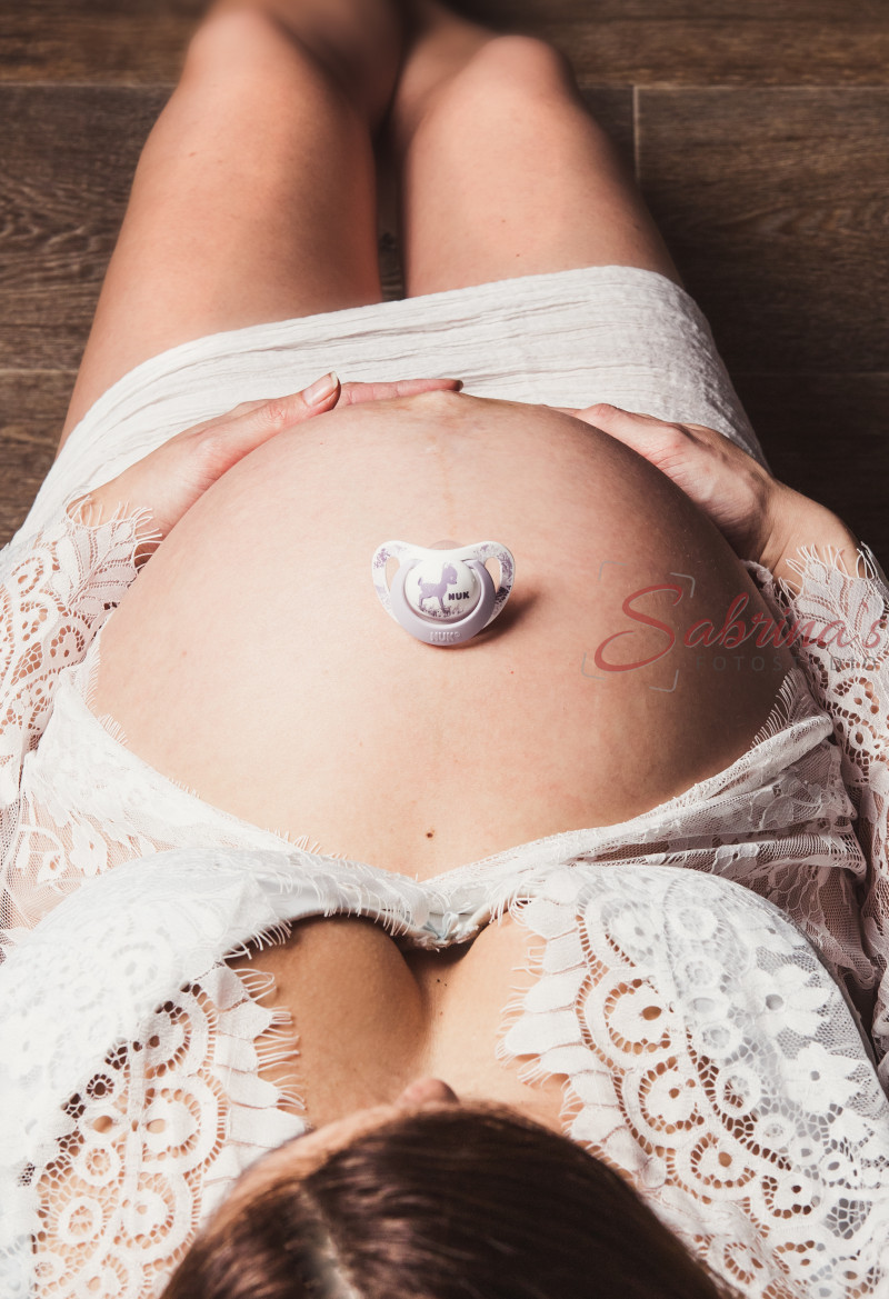 Schwangerschaftsshooting mit Schnuller auf dem Bauch - Sabrina‘s Fotostudio in Hamminkeln, zwischen Wesel und Bocholt am Niederrhein